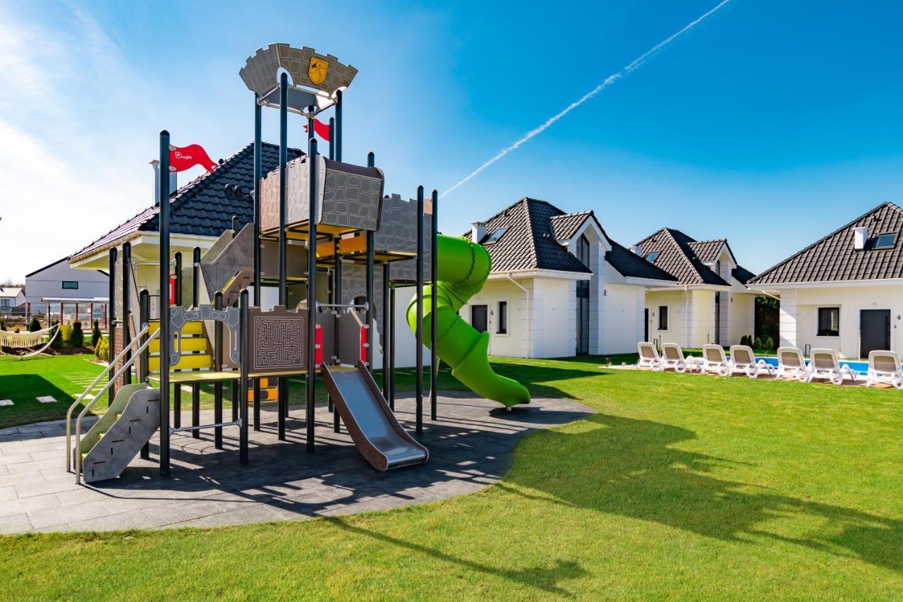 Family Resort Ustka - Domki Dwupoziomowe Z Basenem ภายนอก รูปภาพ