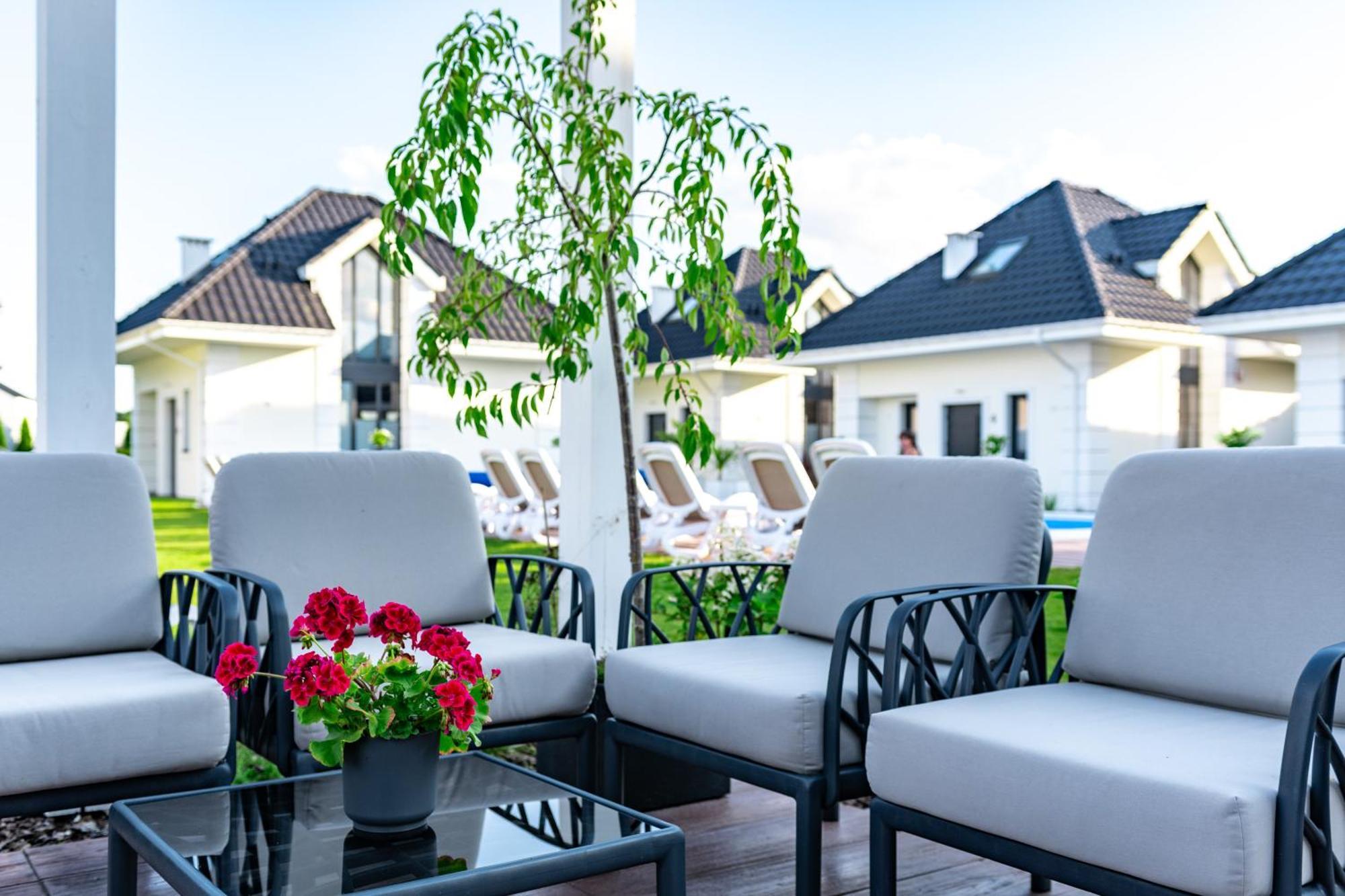Family Resort Ustka - Domki Dwupoziomowe Z Basenem ภายนอก รูปภาพ