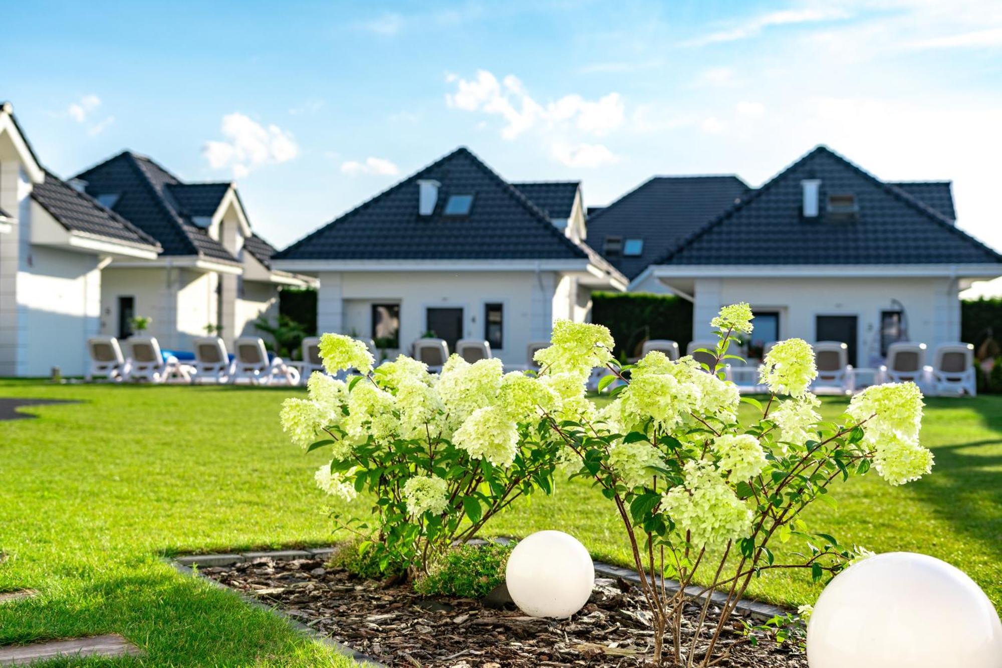 Family Resort Ustka - Domki Dwupoziomowe Z Basenem ภายนอก รูปภาพ