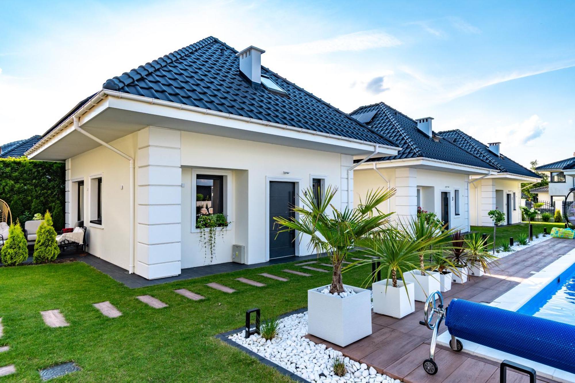 Family Resort Ustka - Domki Dwupoziomowe Z Basenem ภายนอก รูปภาพ