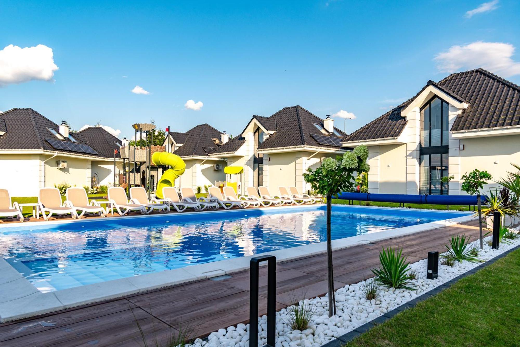 Family Resort Ustka - Domki Dwupoziomowe Z Basenem ภายนอก รูปภาพ